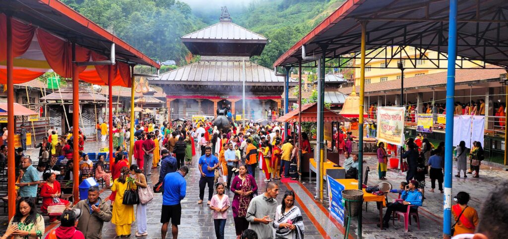 साउनको अन्तिम सोमबार डोलेश्वरमा भक्तजनको घुइँचो