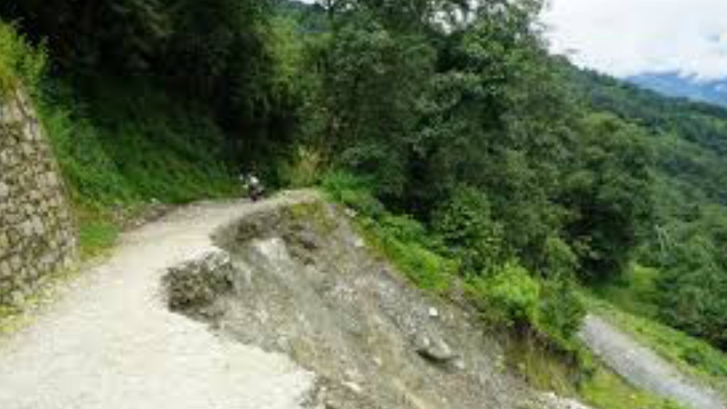 घोडेपानी सडक अवरुद्ध, पर्यटक र स्थानीयलाई सास्ती