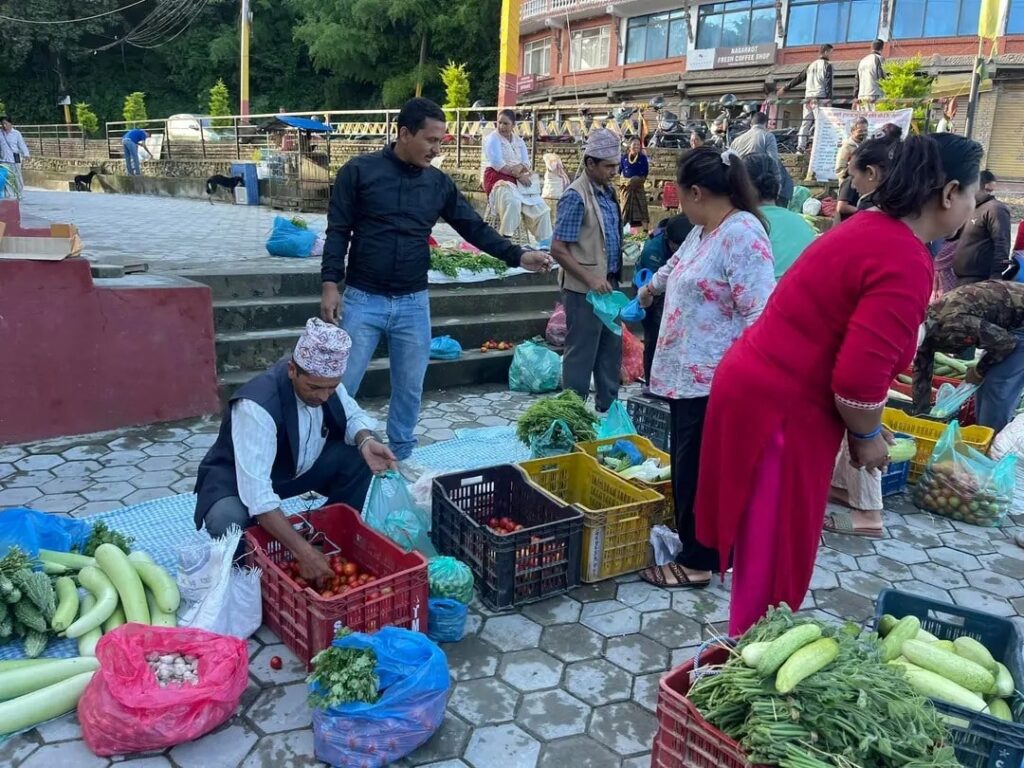 आस्क नेपालले सञ्चालन गरेको शुक्रबारे हाटबजार तरकारी विक्रिको केन्द्र बन्दै
