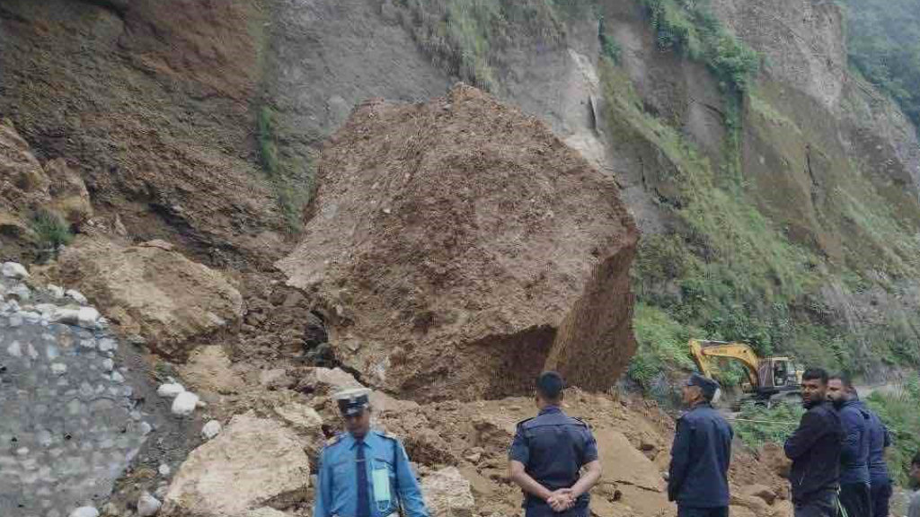चट्टानसहितको पहिरो खसेपछि सडक पूर्णरूपमा अवरुद्ध
