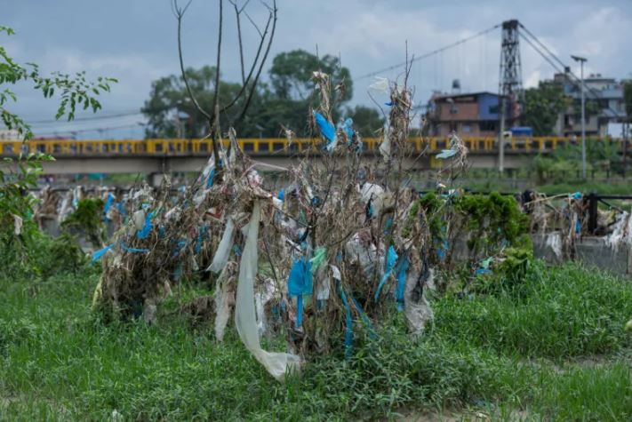 नदी किनारमा जम्मा भयो प्लाष्टिकजन्य फोहोर