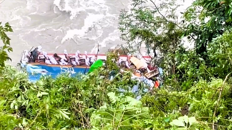 तनहुँ दुर्घटना अपडेटः २७ को मृत्यु, घाइेतेलाई हेलिकप्टरमार्फत काठमाडौं ल्याइयो image