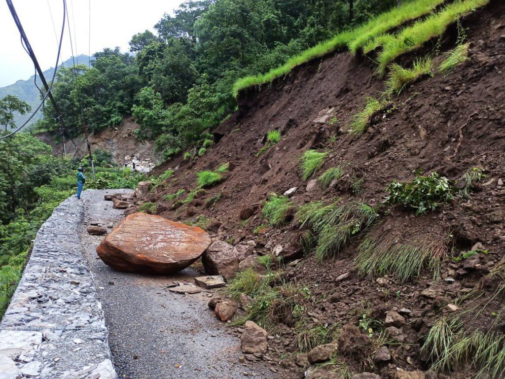 पहिरोले बेनी–दरबाङ सडक अवरुद्ध