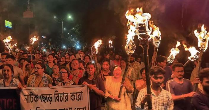 डाक्टरको बलात्कार र हत्याको विरोधमा कोलकातामा गएराति ठूलो प्रदर्शन