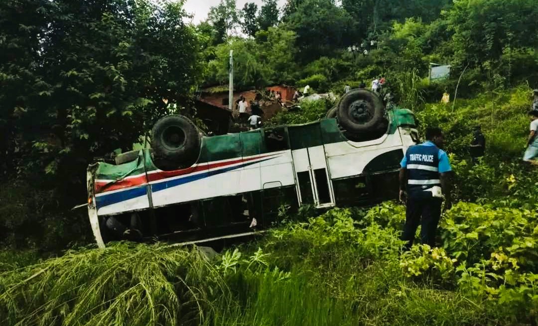 बस दुर्घटनामा १७ जना घाइते image