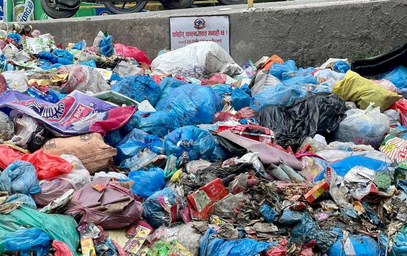 नयाँ बानेश्वरको एएसजी आइ केयर र नेपाल स्किन हस्पिटलको फोहोर उठाउन रोक