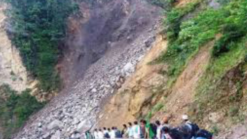 पहिरोले कर्णाली राजमार्ग अवरुद्ध