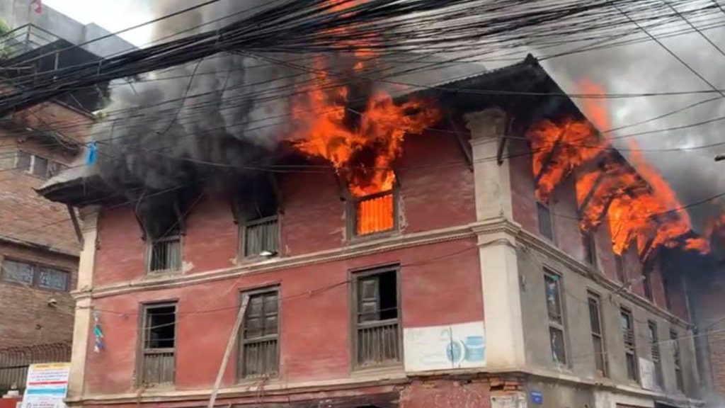ग्यास लिक भएर कुम्भेश्वरको एक घरमा आगलागी, दमकलको सहायताले नियन्त्रणमा
