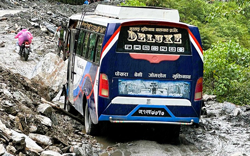 दुर्घटनाको जोखिममा कोरला सडकः