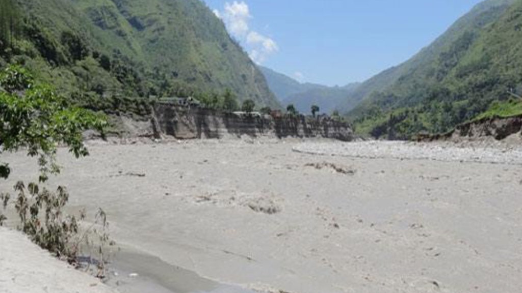 बाढी र पहिरोका कारण काठमाडौं उपत्यका जोड्ने सबै नाका बन्द image