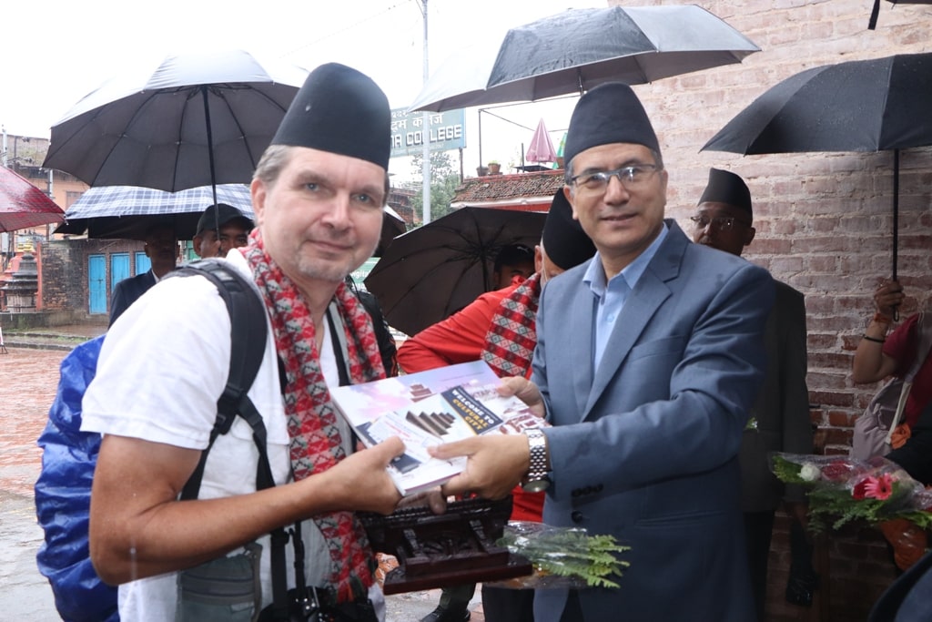 पर्यटक विश्व प्रचारकहुनः नगर प्रमुख प्रजापति, नगर प्रवेश गर्ने पहिलो पर्यटकलाई मयुरको झ्यालबाट स्वागत image