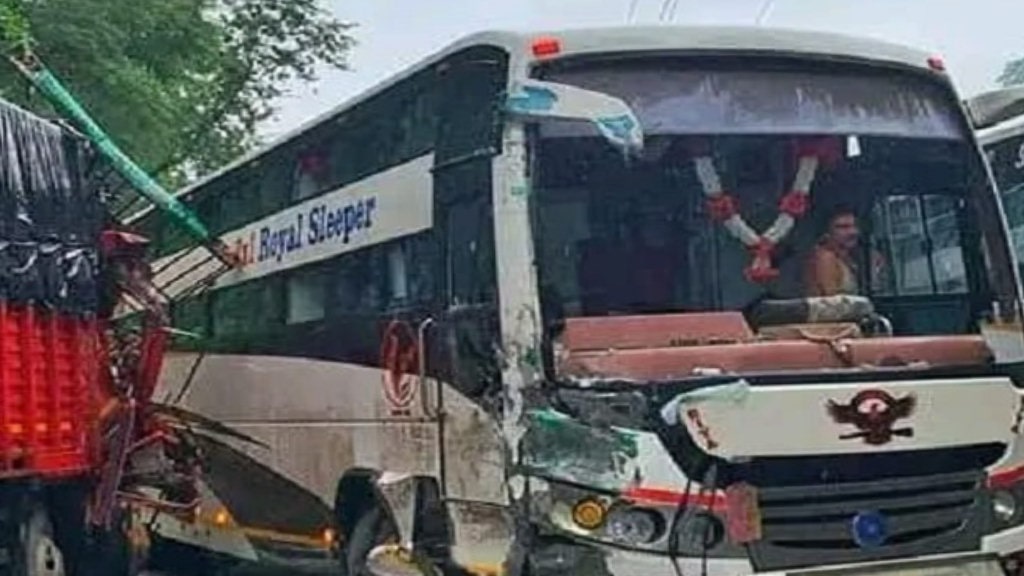 बस र ट्रक ठोक्किदा चितवनमा दुई जना घाइते