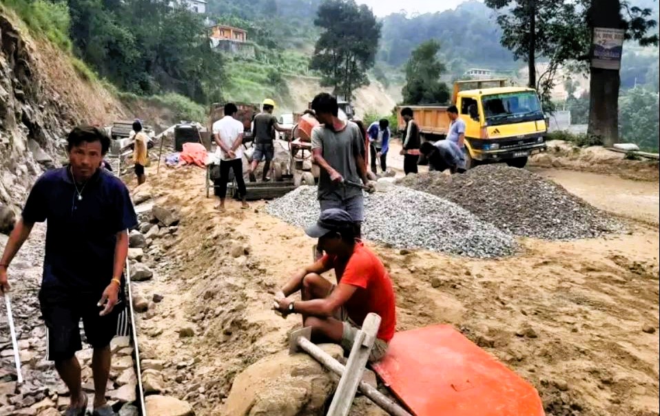 धुलिखेल सडक दुई दिन मालवाहक गाडी सञ्चालनमा रोक