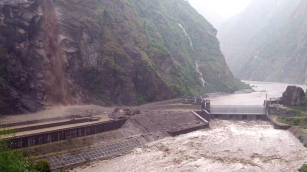 तामाकोसी जलविद्युत् आयोजनामा पहिरोले पुरिएका ४ जना अझै बेपत्ता image