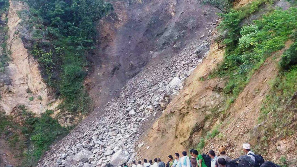 पाँच दिनदेखि कर्णाली राजमार्ग अवरुद्ध हुँदा करोडौँको स्याउ क्षति हुने अवस्थामा