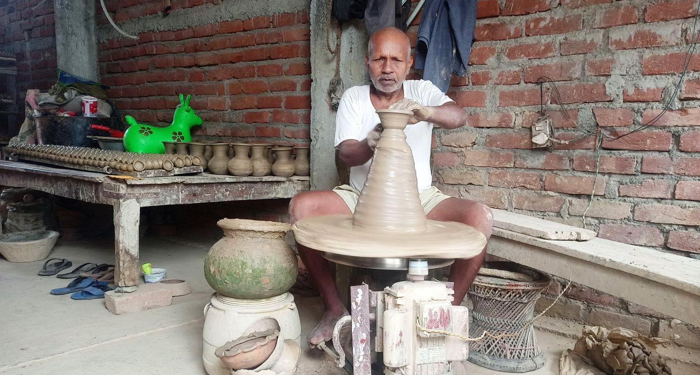 माटोका भाँडा बनाउन भ्याइनभ्याई image