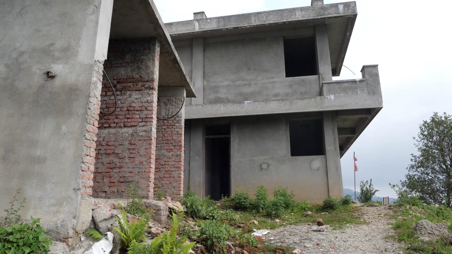 चारवटा स्वास्थ्यचौकी भवन अलपत्र, ठेकेदार सम्पर्कमा छैनन् image