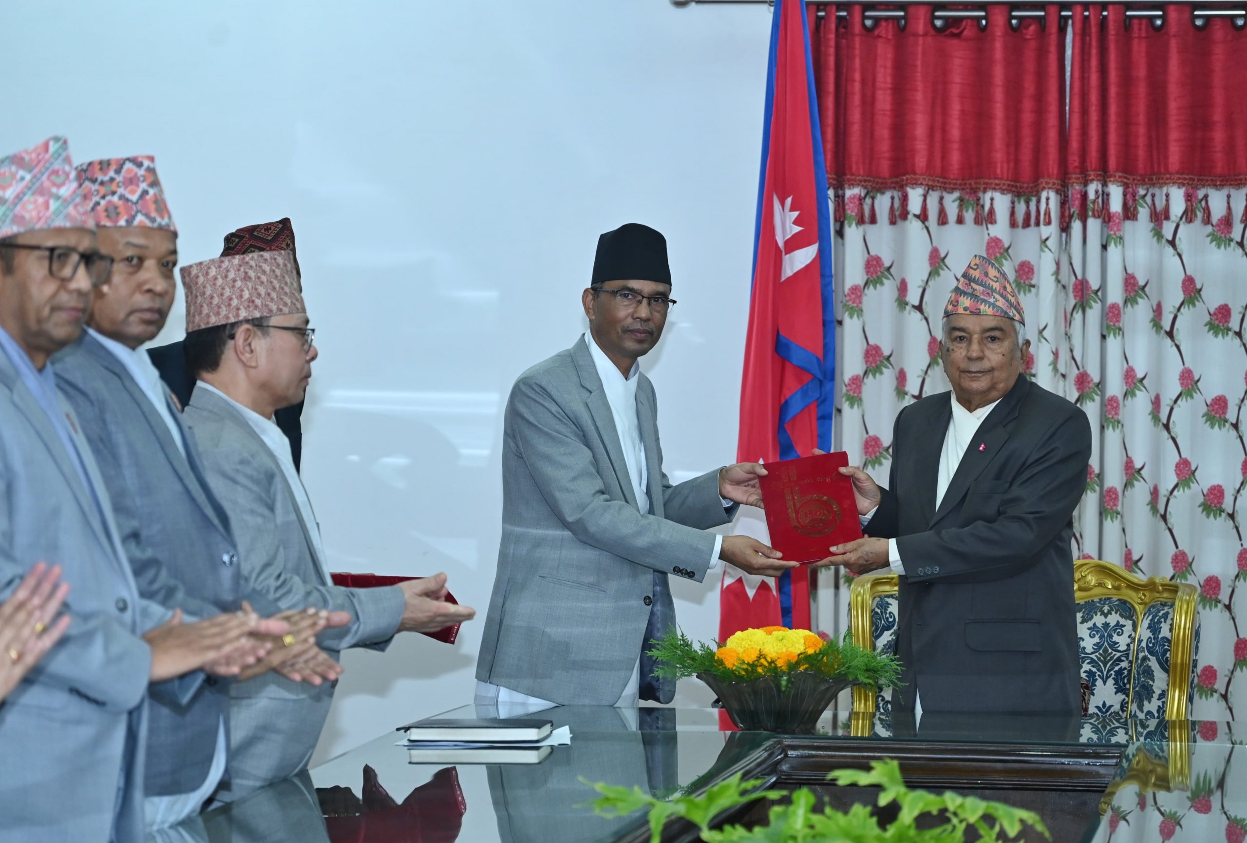 राष्ट्रपतिसमक्ष थारू आयोगको प्रतिवेदन पेस image