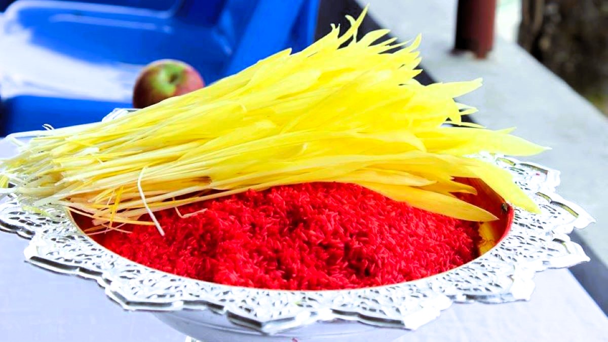 आज पनि आशीर्वाद स्वरुप टीका र जमरा लगाइँदै image