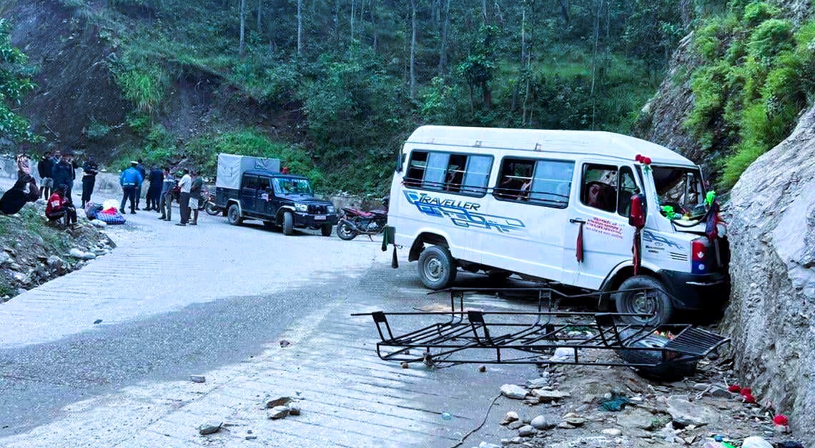 सल्यान गाडी दुर्घटनामा १६ जना घाइते image