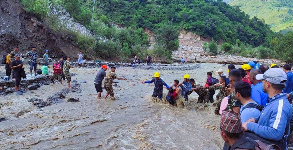 बाढीमा परी सेनाका अधिकृतसहित तीन जनाको मृत्यु