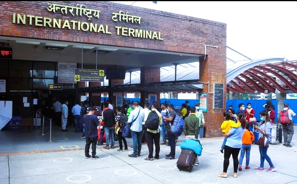 नाबालक छोडेर विदेसिँदै आमाहरू…
