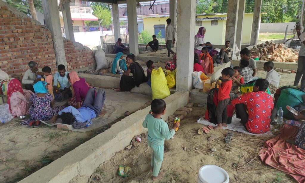 उद्योगमा काम गर्न ल्याइएका ४४ मजदुर अलपत्र