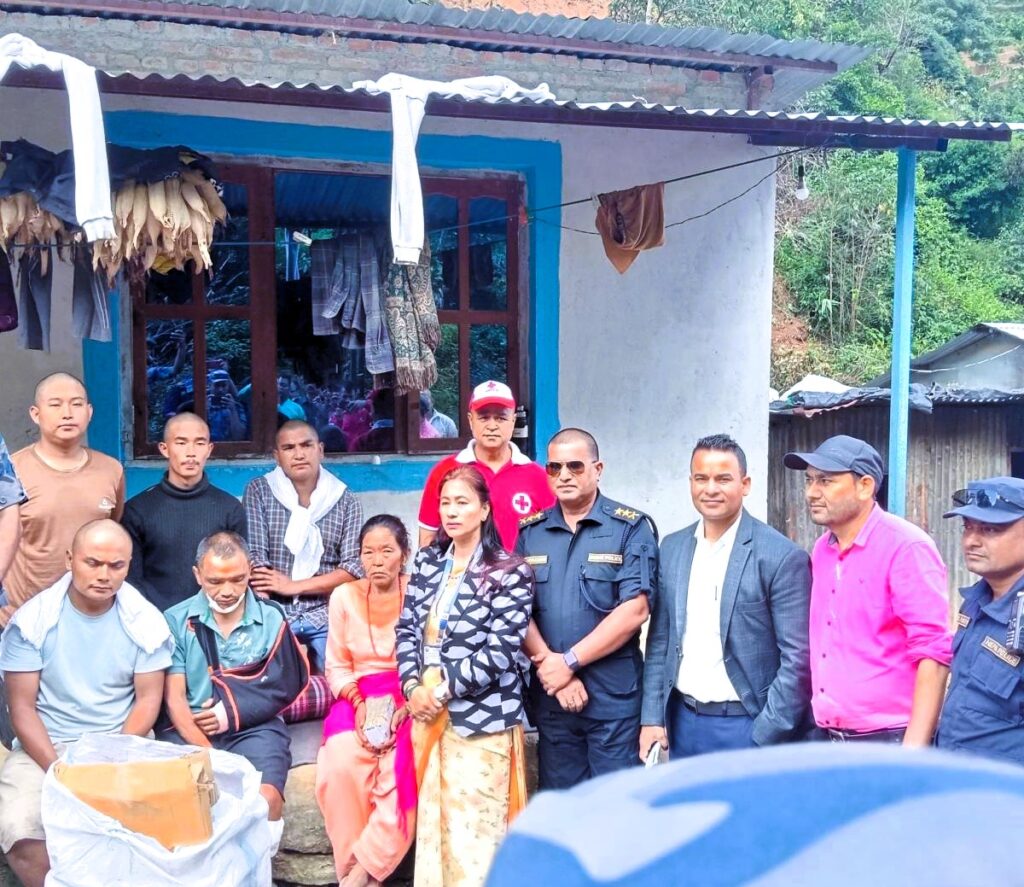 पहिरोमा ज्यान गुमाएहरूका आफन्तलाई राहत वितरण