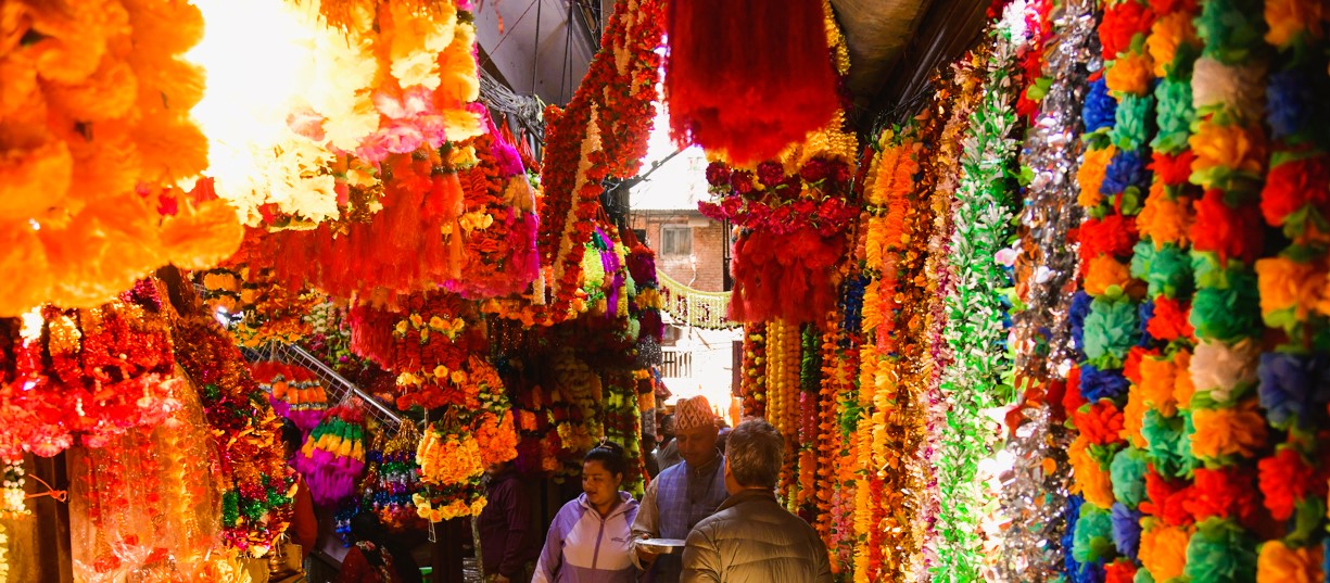 बजारमा चहलपहल सुरु, प्लास्टिकका फूलले लियो बजार image