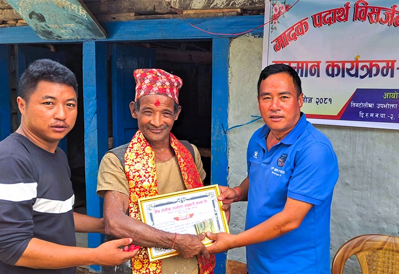 मदिरा छाड्नेलाई नगदसहित सम्मान