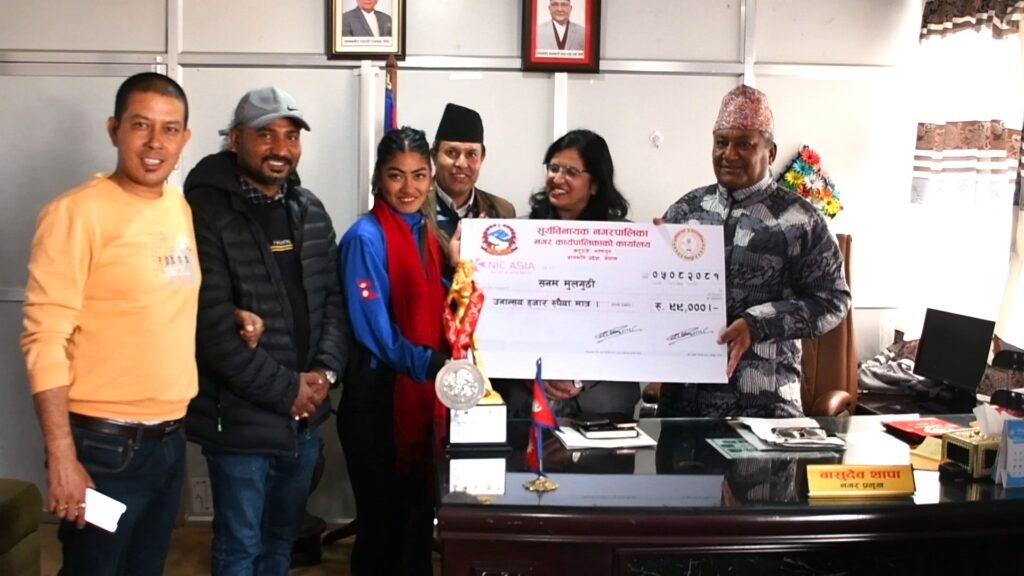 माल्दिभ्समा पदक जित्ने खेलाडीलाई सूर्यविनायक नगरको सम्मान, उनान्सय हजारको चेक हस्तान्तरण
