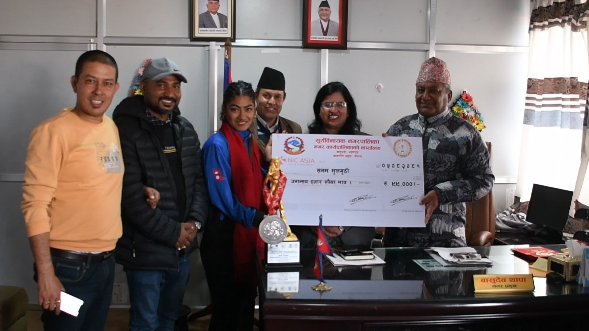 माल्दिभ्समा पदक जित्ने खेलाडीलाई सूर्यविनायक नगरको सम्मान, उनान्सय हजारको चेक हस्तान्तरण