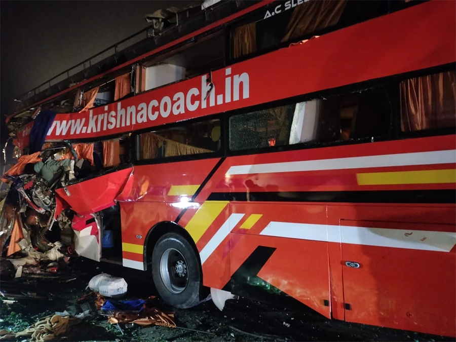बस र ट्रक ठोक्किंदा ५ जनाको मृत्यु