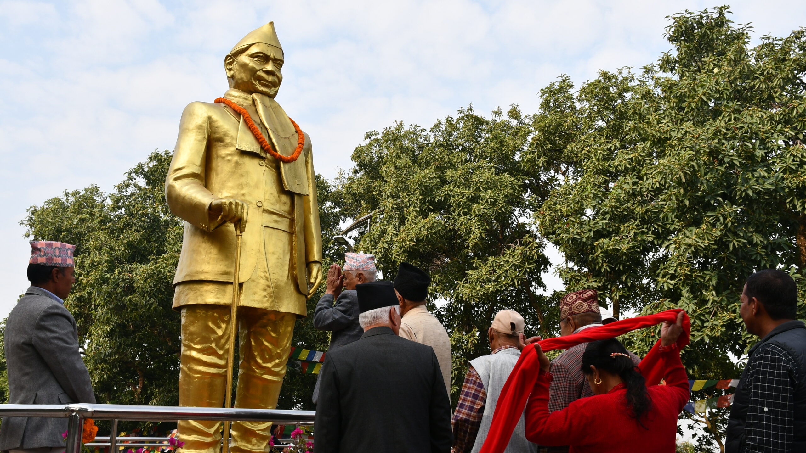 गणेशमान वाटिकामा नेताहरूको भीड, प्रतिमामा माल्यापण गरेर विचारमा सुधारल्याउन जोड image