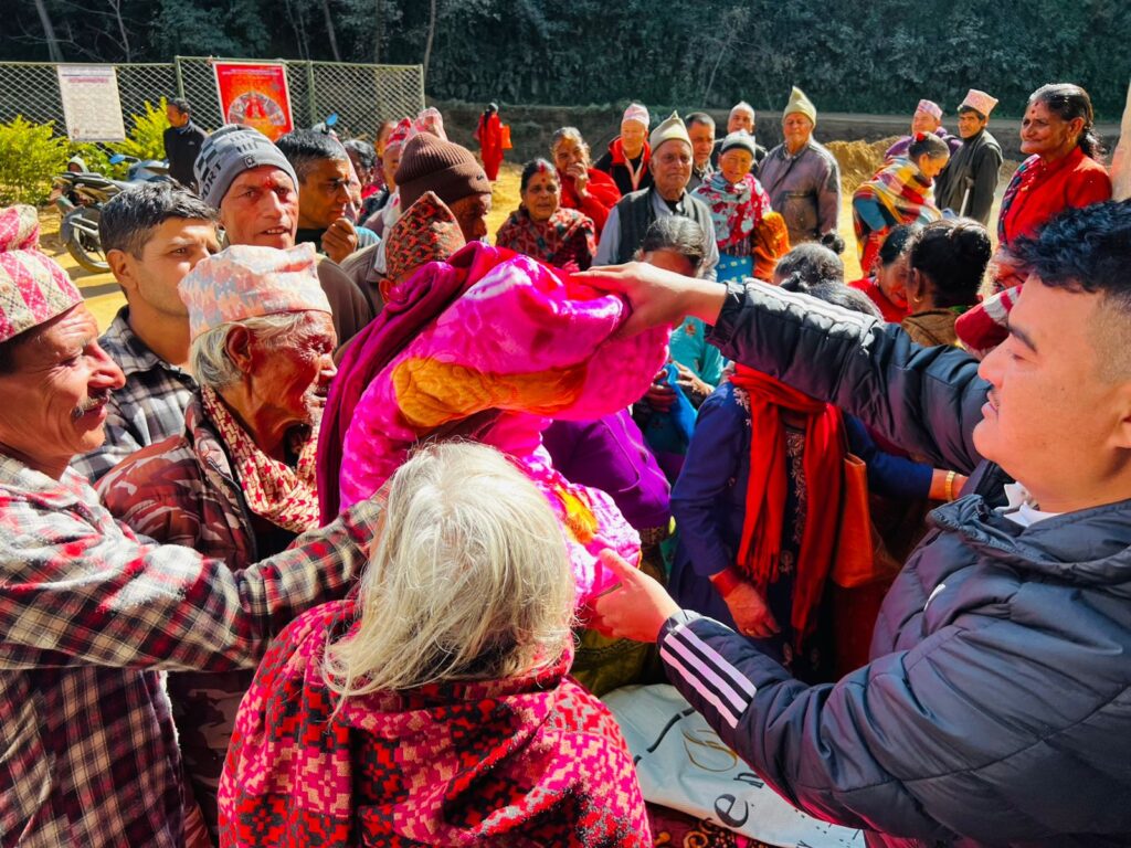काभ्रेको पनौती नगरपालिका वडा नं १ मा दुई सय ३३ परिवारलाई कम्बल वितरण
