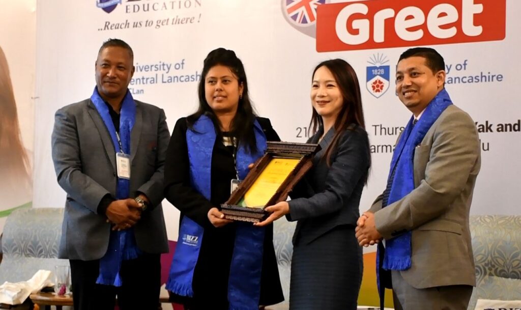 युके युनिभर्सिटीबाट ग्रेजुएट नेपाल फर्किएका विद्यार्थीलाई बिज एजुकेशन २०८१ द्धारा सम्मान