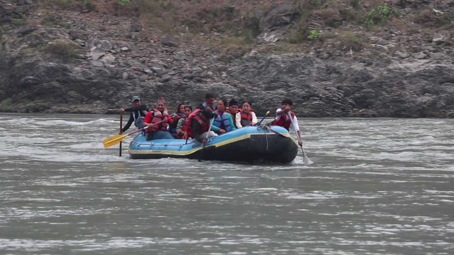 झोलुङ्गे पुल बाढीले बगाएपछि त्रिशूलीमा निःशुल्क डुङ्गा सञ्चालन image
