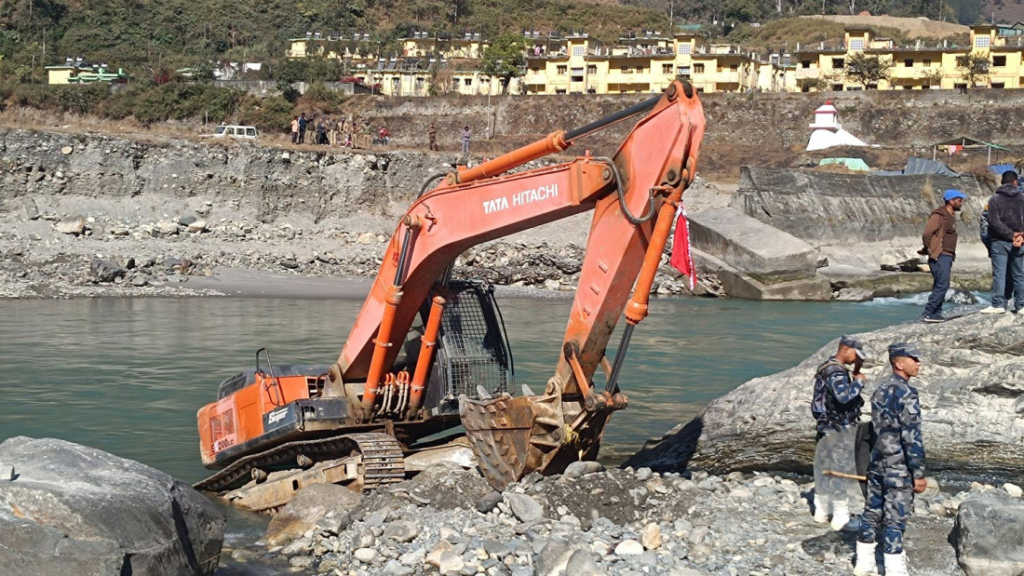 नेपाली भूमिमा भारतको दादागिरी, चालक र स्काभेटर नियन्त्रणमा