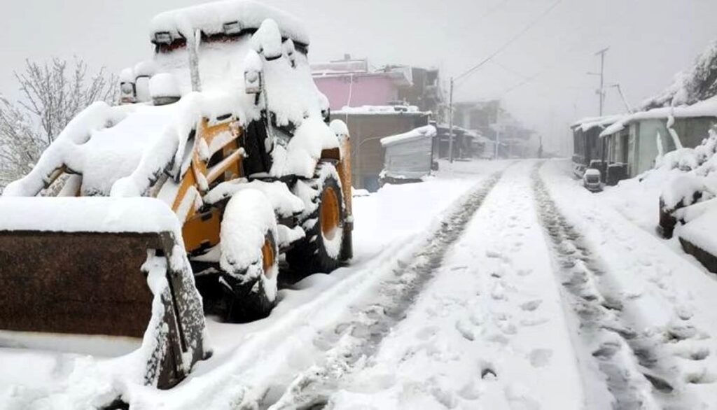 हिउँ जमेपछि कर्णाली राजमार्ग अवरुद्ध, सातमोडमा गाडी अलपत्र