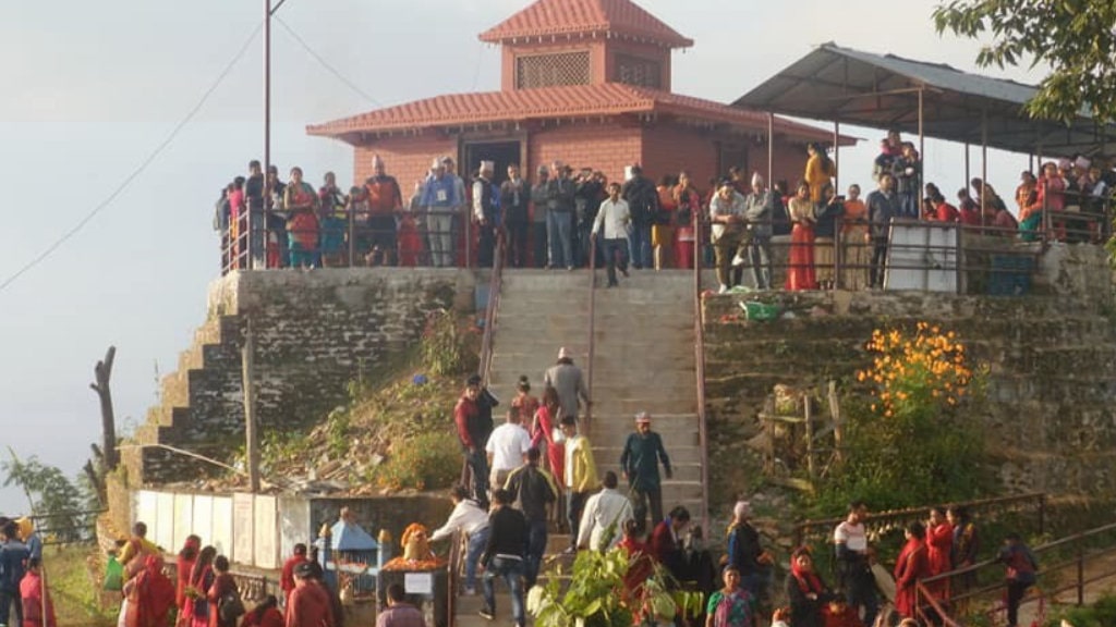 मन्दिरमा फूलको डोली चढाउन सर्वसाधारणको भीड