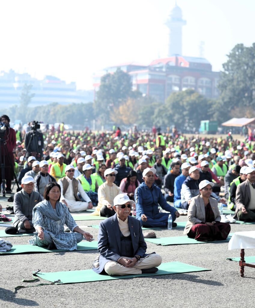 योग दिवसका अवसरमा टुडिखेलमा पलेटी मारेर बसे प्रधानमन्त्री केपी शर्मा ओली