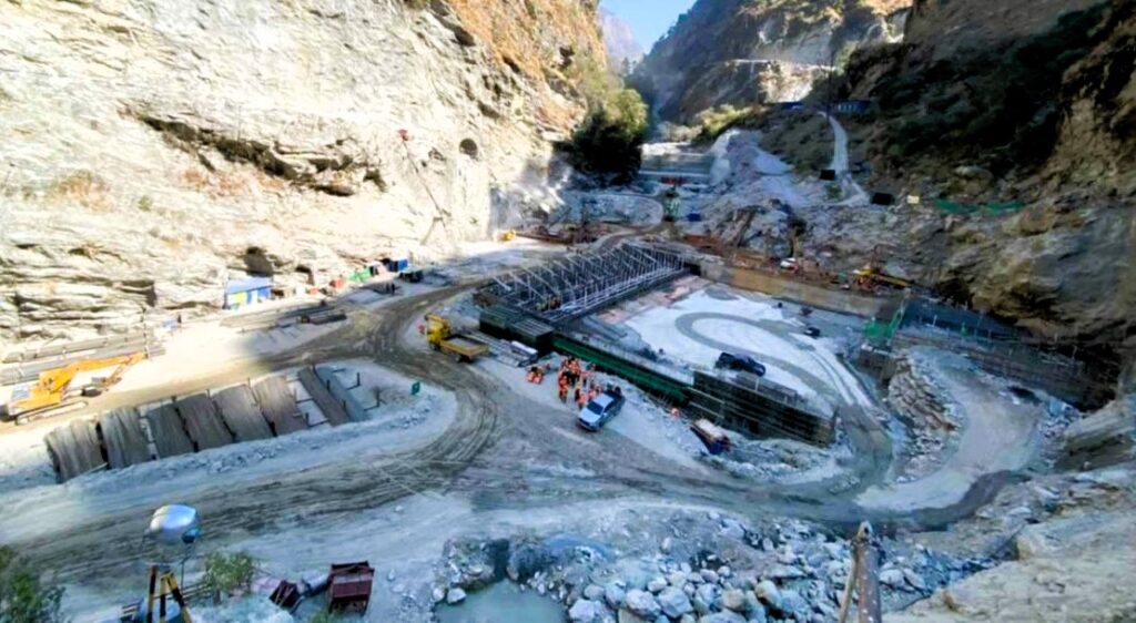 त्रिशूलीको ड्याम साइडबाट मोटरसाइकल खस्यो