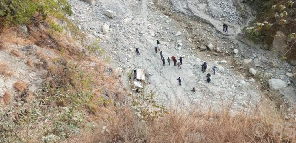 ओखलढुङ्गा दुर्घटना : घाइते बहिनीलाई काठमाडौं लैजाँदै गर्दा बाटोमै अस्ताए एकै परिवारका तीन जना