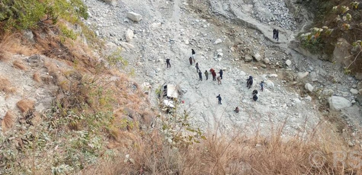 ओखलढुङ्गा दुर्घटना : घाइते बहिनीलाई काठमाडौं लैजाँदै गर्दा बाटोमै अस्ताए एकै परिवारका तीन जना image