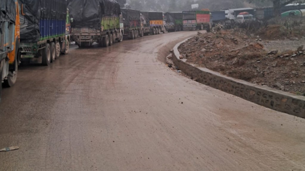 ट्रक अनियन्त्रित भई तीन सवारीसाधनलाई ठक्कर दियो