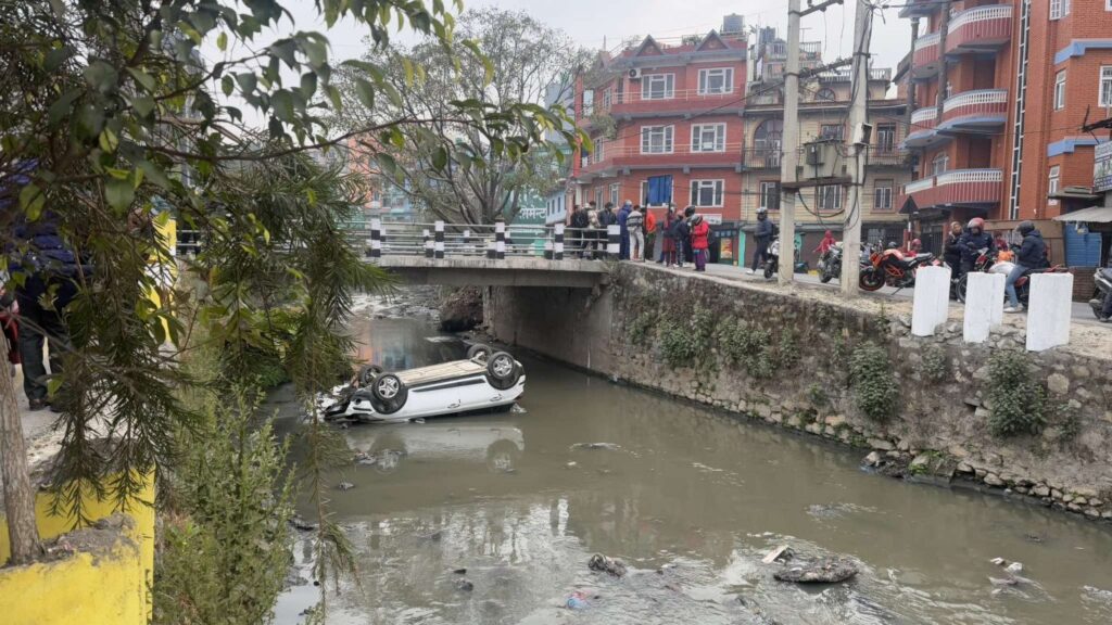 धोबीखोलामा कार खस्यो