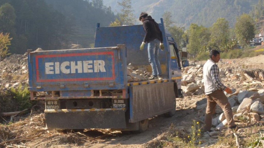 बाढीले खेतबारीमा थुपारेको ढुङ्गा र फोहोर पन्छाएर बेथानचोकका किसान आलु रोप्ने तयारीमा