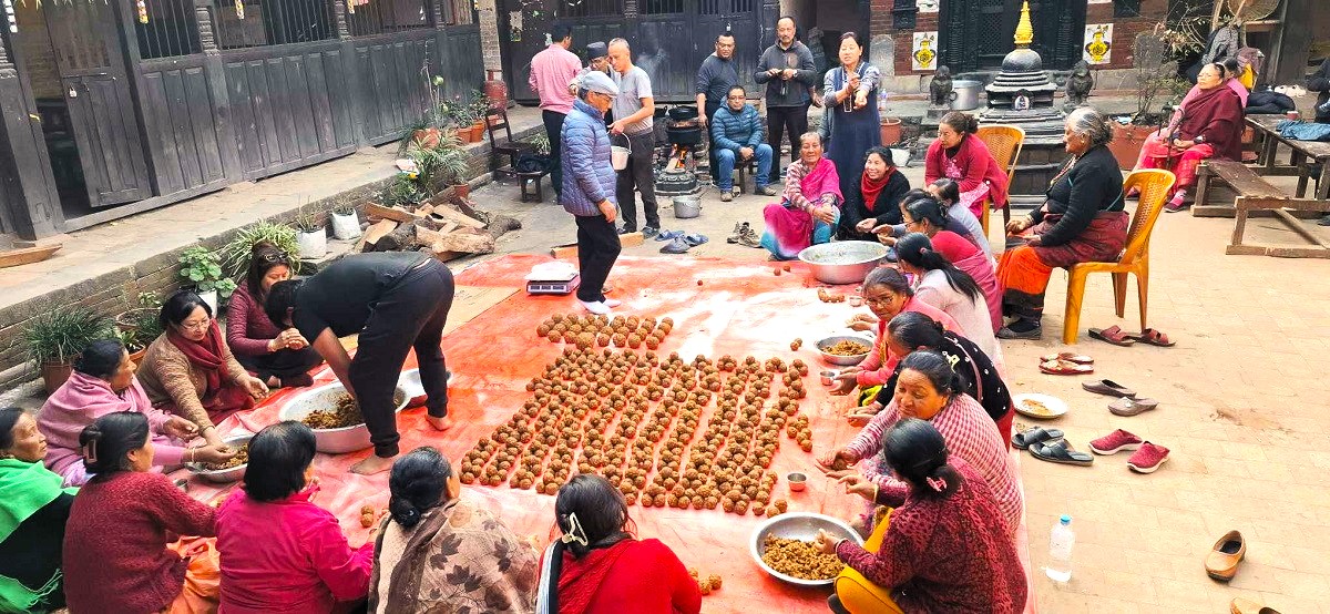 माघ १ गते भक्तपुरमा सम्यक दान पर्व, २ हजारबढी भिक्षुलाई महादान गरिने image