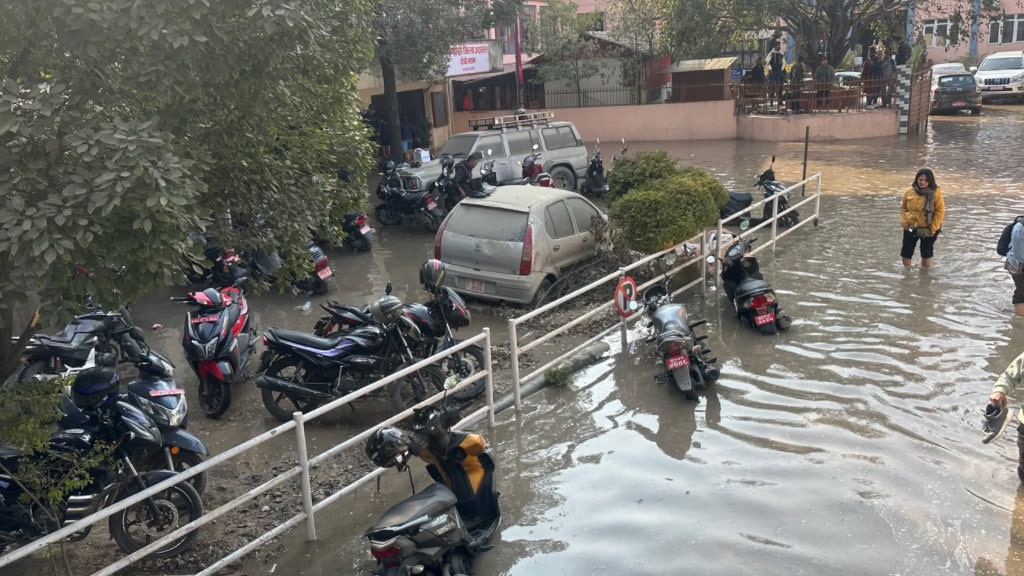 क्षतिग्रस्त पाइप मर्मत गरेर पानी वितरण गर्ने तयारी, पाइप फुट्दा ३० लाख लिटर पानी सडक