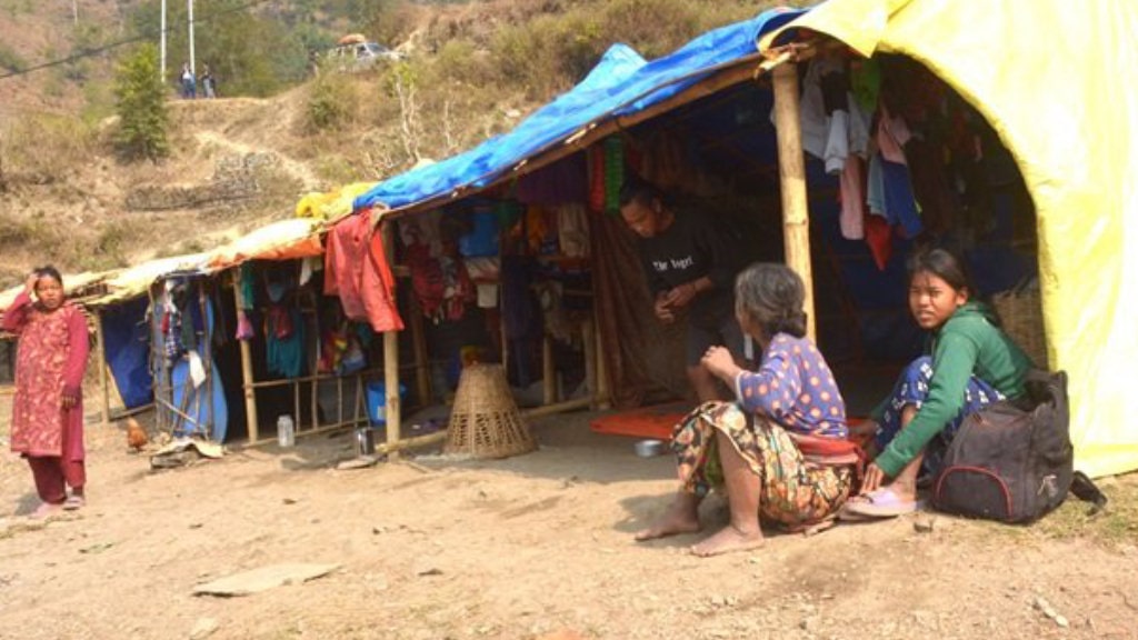 चार महिनादेखि त्रिपालमुनि खानीखोलाका घरपरिवार image
